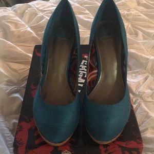 Fergalicious Nelly, Turquoise women’s size 8